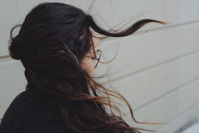 Pourquoi perd-on ses cheveux après l'accouchement ?